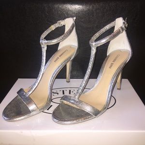 Size 7 Gianni Bini Silver Heels